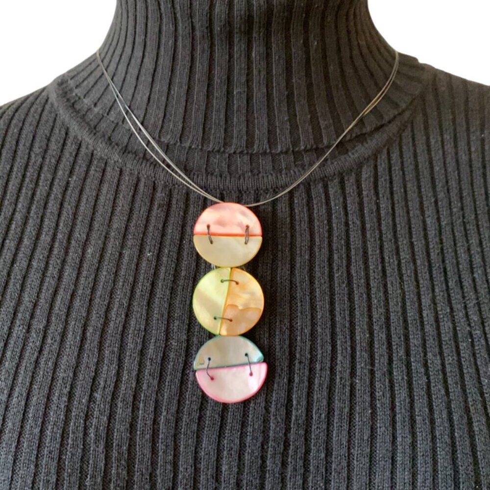 CREATION -  Short Multicolor Button Pendant Necklace - Wire and nacre pendant